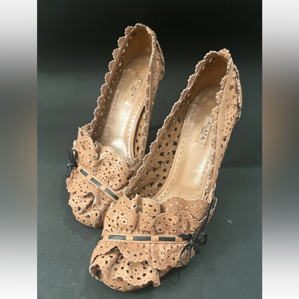 Alaia Azzedine Italian Lace Leather shoe pump tan Black Heel Laser-cut bow 40 10
